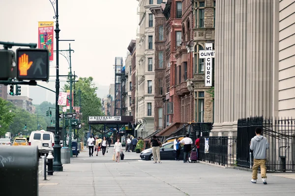 NEW YORK, USA - JUNE 16, 2015: Malcolm X Boulevard in Harlem district. Harlem is a large neighborhood within the northern section of the New York City borough of Manhattan, known as a major African Am — Stock Photo, Image