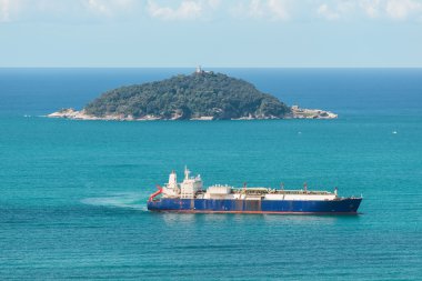tanker gemi denize yakın bir ada yelken