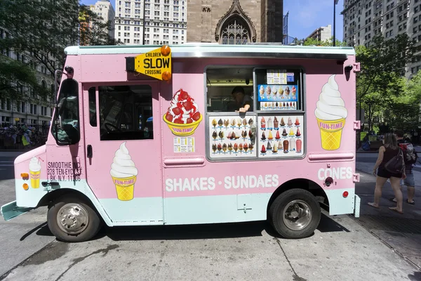 Roze ijs vrachtwagen leveren sundaes en kegels op de straten van Manhattan, in New York City — Stockfoto