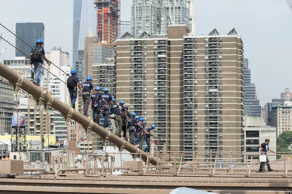 Πόλη της Νέας Υόρκης, ΗΠΑ - 12 Ιουνίου 2015: Αξιωματικοί Nypd ΕΜΜ ανεβείτε κάτω από τη γέφυρα του Μπρούκλιν — Φωτογραφία Αρχείου