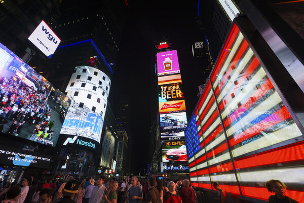 Times Square - крупное коммерческое пересечение в центре Манхэттена, на стыке Бродвея и Седьмой авеню, 12 июня 2015 года в Манхэттене, Нью-Йорк. США
.