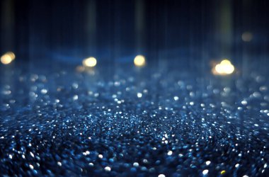 Karanlık, soyut arkaplan bulanıklığı, Bokeh. Bulanık bir ışık parlaması. Şehir ışıklarının asfalta yansıması. Karanlık Noel geçmişi.