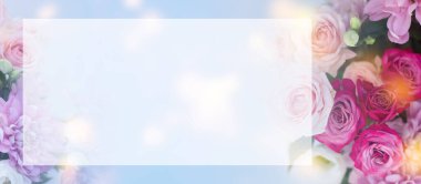 Beyaz ahşap arka planda bir buket çiçek. Bulanık çiçekli arka plan, Bokeh. Metnin için boş çiçek şablonu.