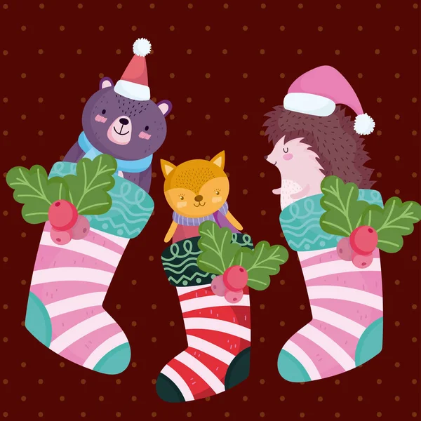 Веселий Різдво, милий ведмідь лисиця і їжак і сніговик в смугастих шкарпетках — стоковий вектор