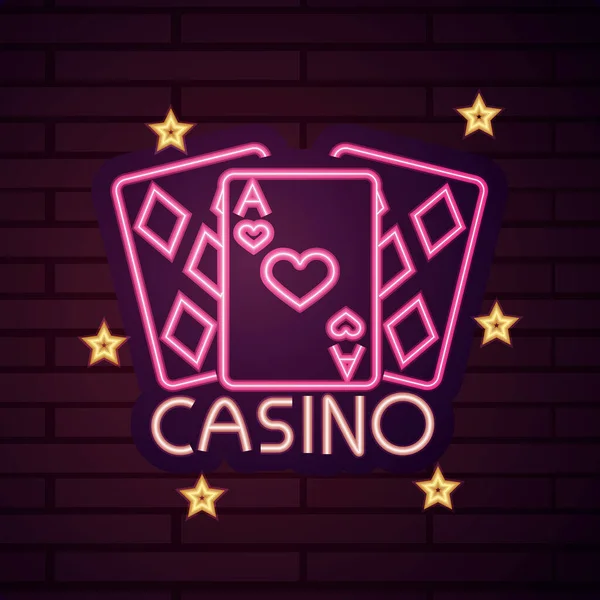 Casino, cartões de poker de jogo sinal de néon na parede de tijolo —  Vetores de Stock