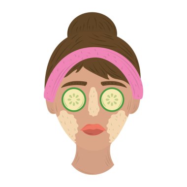 Arındırıcı maskeli bir kız ve gözlerinde salatalıklar, günlük cilt bakımı.