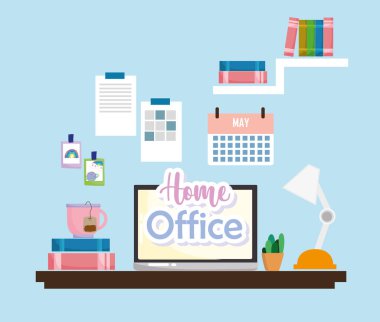 Ofis içi dizüstü bilgisayar, lamba kaktüs kitapları ve kahve fincanı.