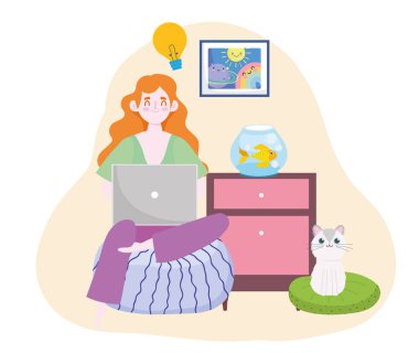 Kanepede dizüstü bilgisayarlı mutlu bir kadın oturuyor.