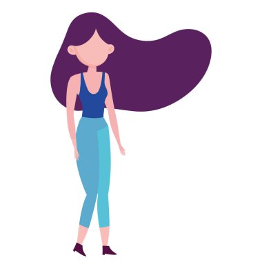 Kadın saçlarını sallıyor.