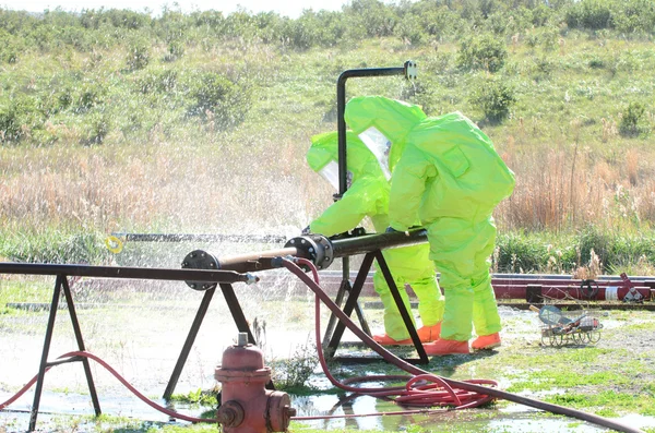 Equipa Hazmat a parar uma fuga — Fotografia de Stock