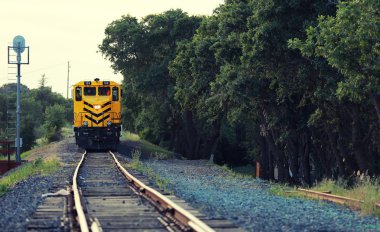 Sarı tren yolculuğu için bekler