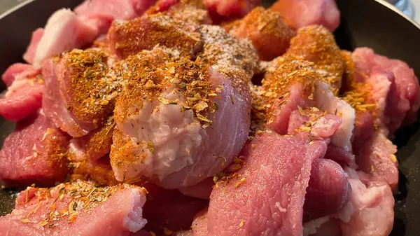 Varkensvlees Stukken Gesneden Gekruid Met Speciale Kruiden Voor Het Koken — Stockfoto