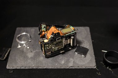 Eski bir kameranın dolgusu. Kameranın tüm iç kısımları dış koruma çantası olmadan koyu renkli bir tepside.