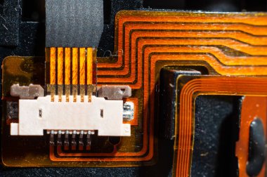 Özel bir konektöre elektroçip kablosu da dahil. Yakın çekim, makro fotoğrafçılık