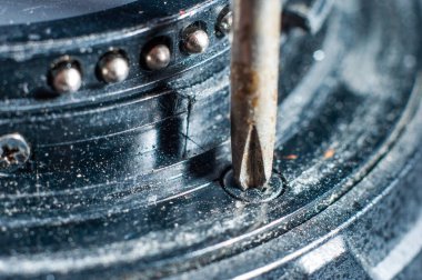 Onarım servisinde mercek sökme işlemi