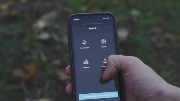 Kiev, Oekraïne - 14 november 2020: dji ronin mobiele app is open op een telefoon — Stockvideo