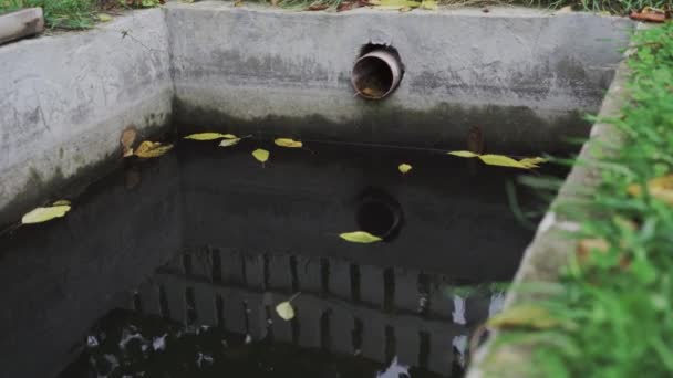 Opbergtank voor regenwater vanaf het dak van het huis voor het besproeien van de tuin — Stockvideo