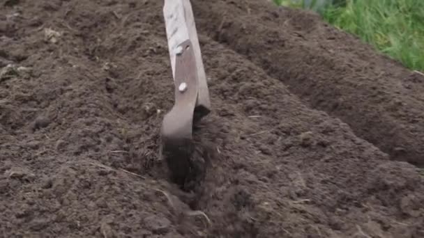 Göra en furrow i marken med en fokine plan cutter i slow motion — Stockvideo
