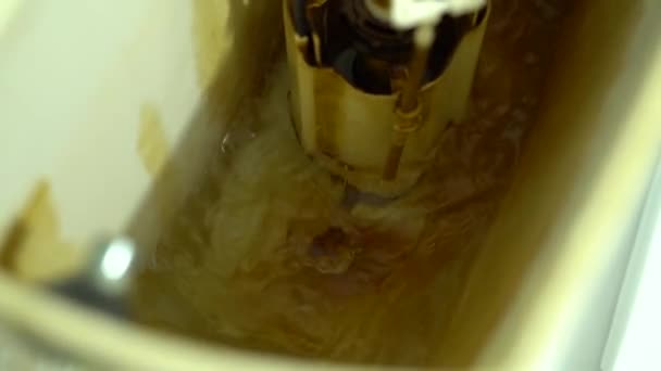 Het proces van het vullen van het toilet reservoir met water in slow motion — Stockvideo