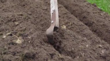 Fokin düz kesiciyle yavaş çekimde hendek kazma işlemi