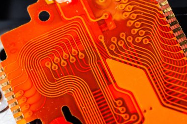 Bir çipi birbirine bağlamak için düz turuncu düz kablo, makro fotoğraf