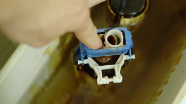 Het proces van het vullen van het toilet reservoir met water in slow motion — Stockvideo