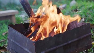 Sokaktaki ızgarada meşe ağacı yanıyor.