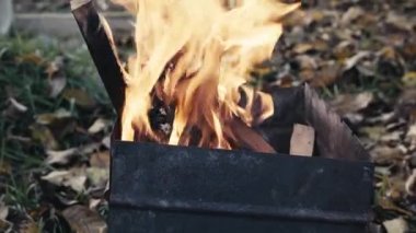 Sokaktaki ızgarada meşe ağacı yanıyor.