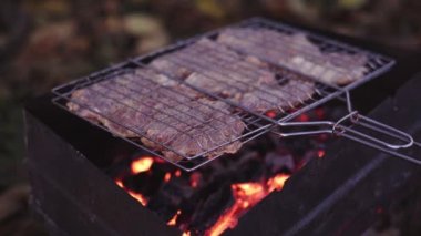 Kömür ızgarasında domuz şiş kebap pişiriyorum.