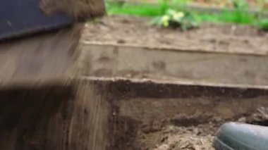 Kış hazırlıkları için kuru çim yataklarında toprak sürerler.