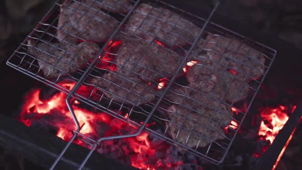 Cocinar kebab de cerdo en una rejilla en la parrilla de carbón — Vídeos de Stock