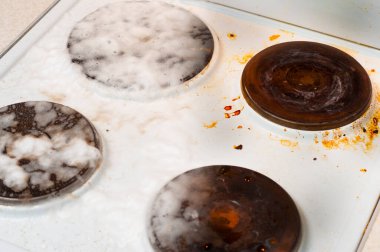 Kirli bir elektronik fırına köpüklü deterjan sürmeden önce ve sonra fotoğraflar