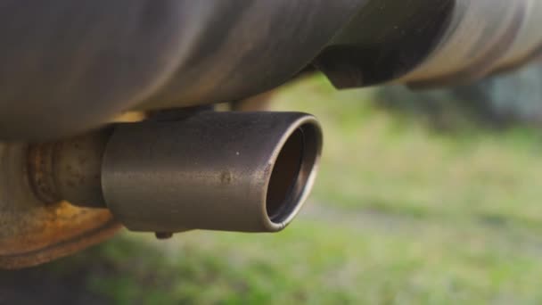 Avgasrör med avgasrök från en arbetsbil — Stockvideo