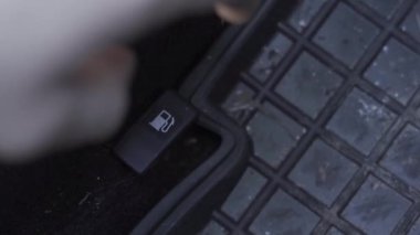 Benzin deposunu açmak için düğme.