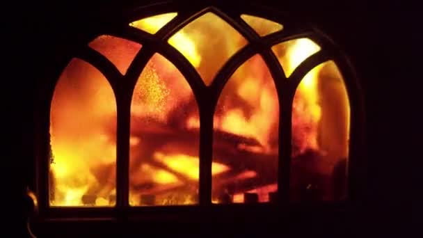Ev sobasındaki fırtınalı bir ateş odayı ısıtmak için yanıyor. — Stok video