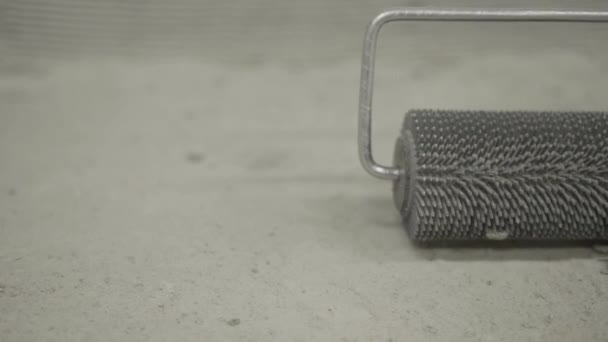 Roller pro vyhlazování podlahové krytiny — Stock video