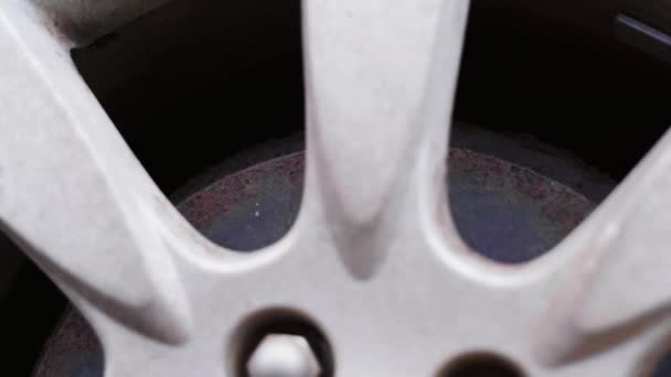 Tambor de freio de carro enferrujado atrás do disco da roda — Vídeo de Stock