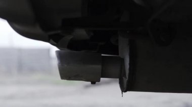 Arabanın egzoz borusundan duman çıkıyor. Atmosfere gaz salınımı