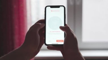 Kiev, Ukrayna - 28 Aralık 2020: Telefonla gıda dağıtım uygulaması açıldı