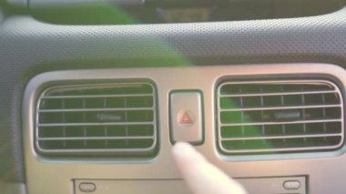 Arabadaki acil durum düğmesine basıyorum.