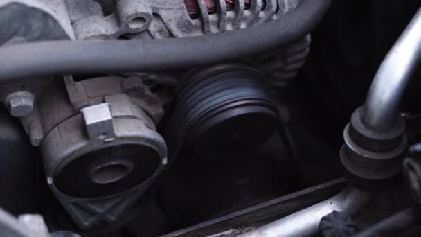 Rullo alternatore in un motore a combustione interna a benzina funzionante — Video Stock