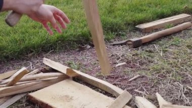 Baltayla ateş yakmak için odun kırıyorlar.