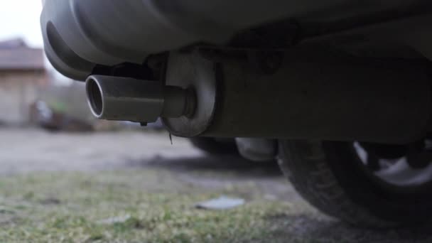 Pipa knalpot mobil dengan knalpot, tampilan bawah — Stok Video