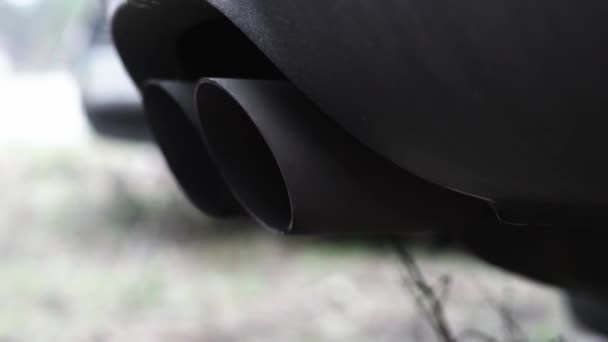 Vit rök från avgasröret från en ouppvärmd bil när gasen trycks ned i golvet — Stockvideo