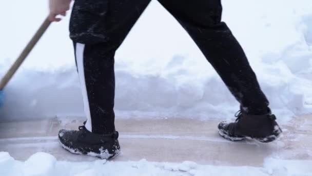 Kiev, Ukraine - 9 février 2021 : Déneigement manuel après de fortes chutes de neige avec une grande pelle bleue — Video