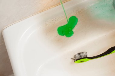 Diş fırçasıyla ovalarken seramik kaplamaya deterjan sürüyorum.