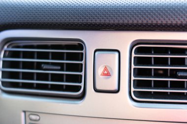 Arabadaki alarmı çalıştırmak için düğme