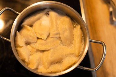 Hamur köfteleri suda kaynatılır. Yakın çekim, üst manzara.