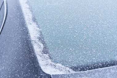 Kış sabahı donmuş araba buz ve buzla kaplıdır.