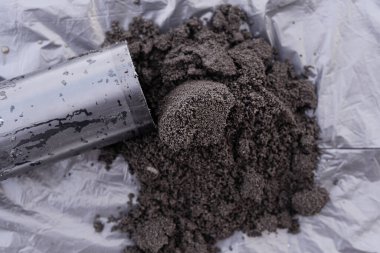 İçme suyunu filtrelemek için kömür yükleme